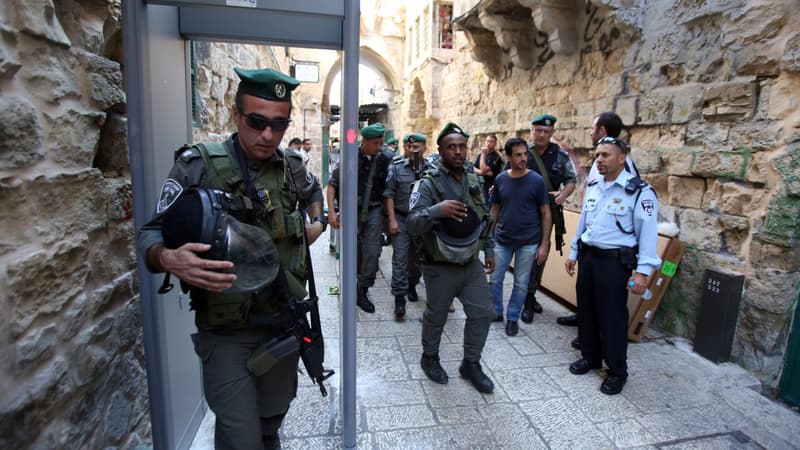 Les soldats israéliens devant un détecteur de métaux venant d'être installé, dans la Vieille ville de Jérusalem, le 8 octobre. (illustation)