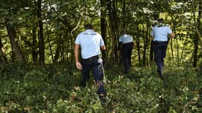 Des gendarmes cherchent des preuves où Maëlys a disparu. Le 29 août 2017, Pont-de-Beauvoisin. 
