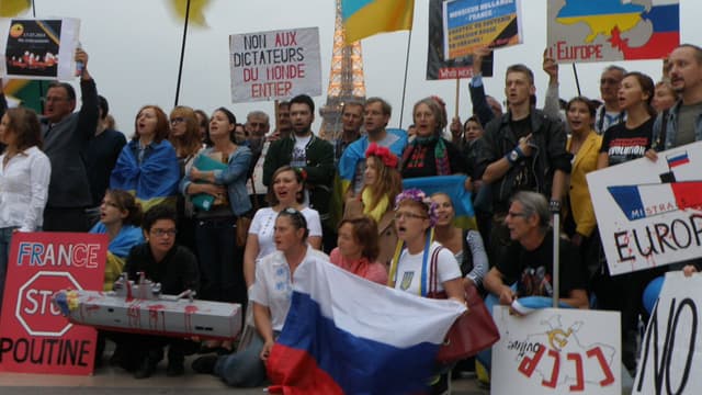 Manifestation jeudi soir place du Trocadéro à Paris pour demander l'annulation du contrat de vente de deux Mistral à la Russie.
