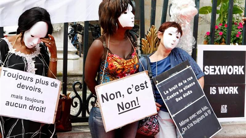 Quelques dizaines de prostitués, femmes et hommes, ont manifesté vendredi à Lyon (photo) mais aussi à Marseille, Toulouse et Limoges pour dénoncer le projet de la ministre aux Droits des femmes, Najat Vallaud-Belkacem, d'interdire la prostitution. /Photo