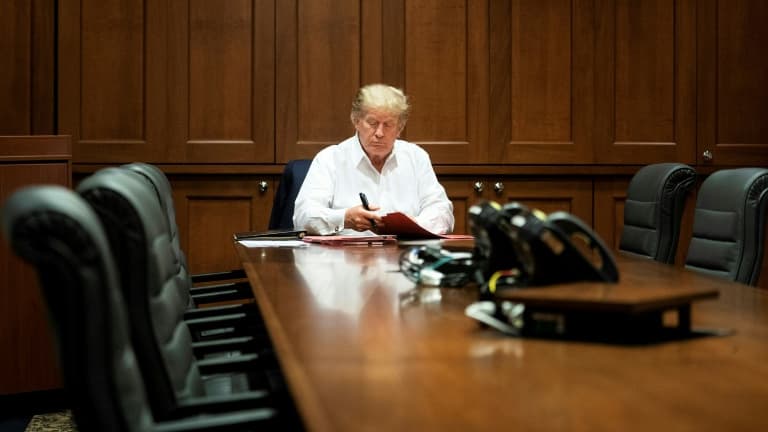 Photo diffusée par la Maison Blanche le 4 octobre montrant Donald Trump à l'hôpital militaire de Walter Reed près de Washington