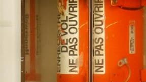 Une des deux boîtes noires du vol AF447 repêchées dans l'océan Atlantique. Les pilotes du vol AF447 d'Air France ont lutté le 1er juin 2009 pendant plus de quatre minutes avec les commandes de l'appareil avant qu'il s'abîme dans l'Atlantique, entraînant l