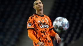 La star de la Juventus Cristiano Ronaldo sur le terrain du FC Porto en 8e de finale aller de Ligue des champions, le 17 février 2021  