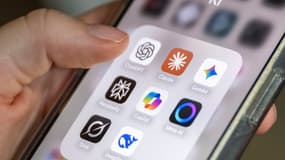 Des applications de chatbots sur un iPhone.