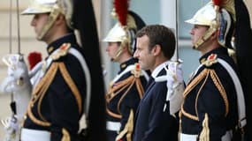 Emmanuel Macron devant l'Elysée le 9 octobre 2017.