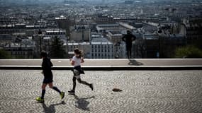 Des joggers sur la butte Montmartre à Paris le 22 mars 2020, au 6e jour du premier confinement national.