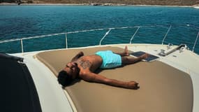 Ian Maatsen en vacances à Mykonos, le 5 juin 2024