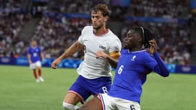 Tanner Tessmann à la lutte avec Manu Koné lors du match entre la France et les Etats-Unis aux Jeux olympiques de Paris 2024