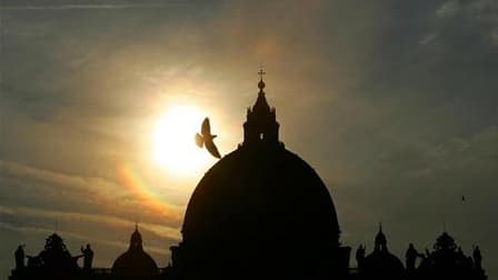 Vue de la basilique Saint-Pierre, au Vatican. Deux organisations de défense des libertés basées à New York et représentant des victimes d'abus sexuels veulent que la Cour pénale internationale (CPI) enquête sur le pape Benoît XVI et sur d'autres membres d