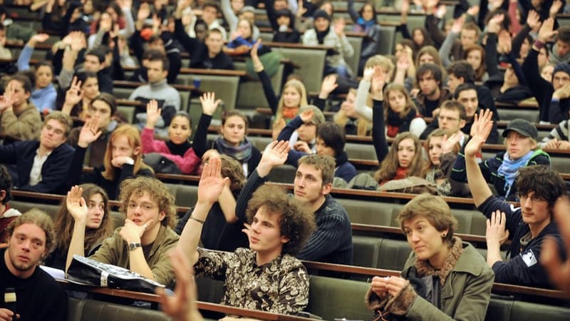 Des étudiants participant à une assemblée générale à l'université de Strasbourg, le 4 février 2009 (photo d'illustration).