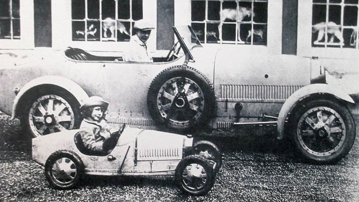 Roland, au volant de sa Bugatti Baby, avec son grand-frère Jean, en Type 43. Roland, au volant de sa Bugatti Baby, avec son grand-frère Jean, en Type 43.