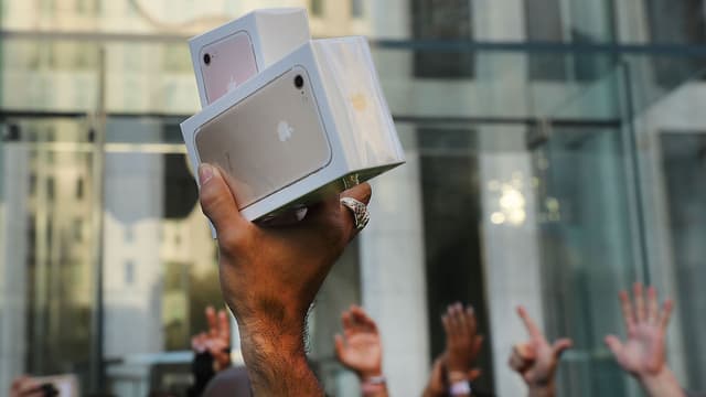 Pour son modèle anniversaire, Apple pourrait dévoiler un iPhone X dont la version haut de gamme pourrait atteindre 1200 dollars.