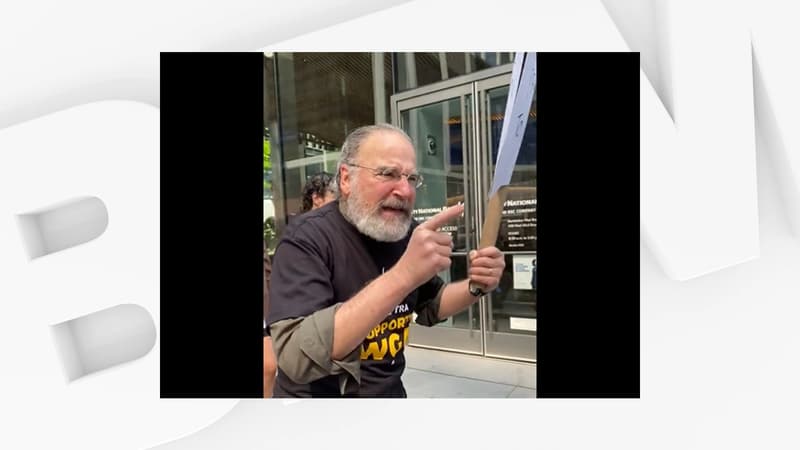 Mandy Patinkin, lors d'une manifestation en soutien aux scénaristes en grève, le 10 mai 2023