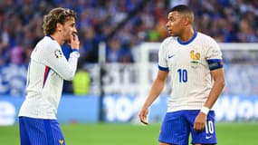 Antoine Griezmann et Kylian Mbappé en train de discuter lors de France-Autriche à l'Euro, le 17 juin 2024