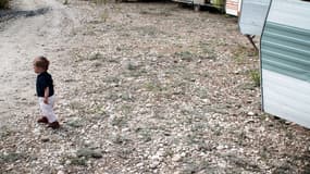 Une enfant de la communauté rom dans la banlieue de Lyon, dans un camp insalubre démantelé depuis.