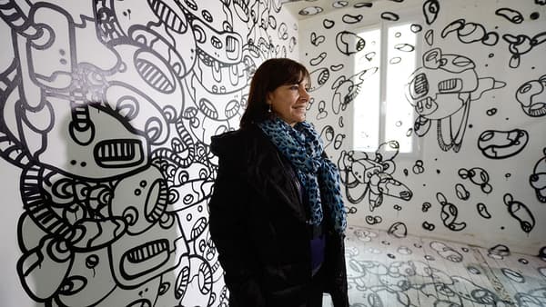 Anne Hidalgo alors adjointe au maire de Paris, aux Bains-Douches en 2013, époque résidence d'artistes de street-art.