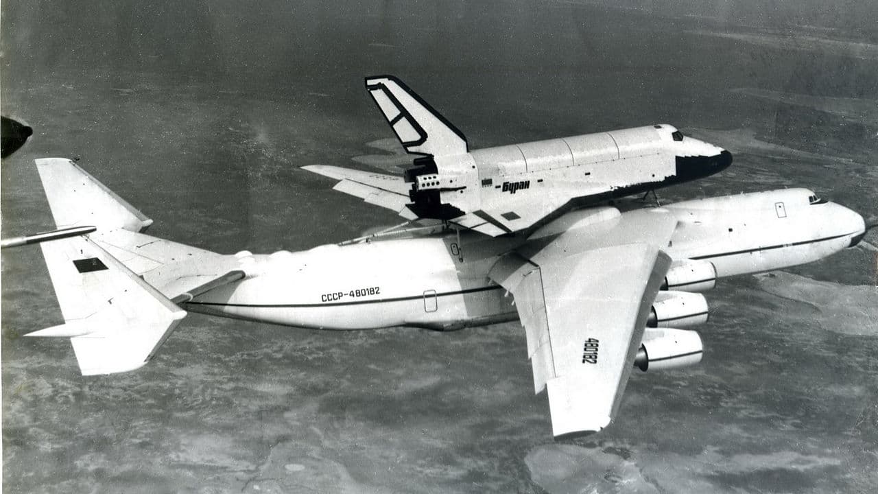 L'An-225 Mriya transportant la navette spatiale soviétique