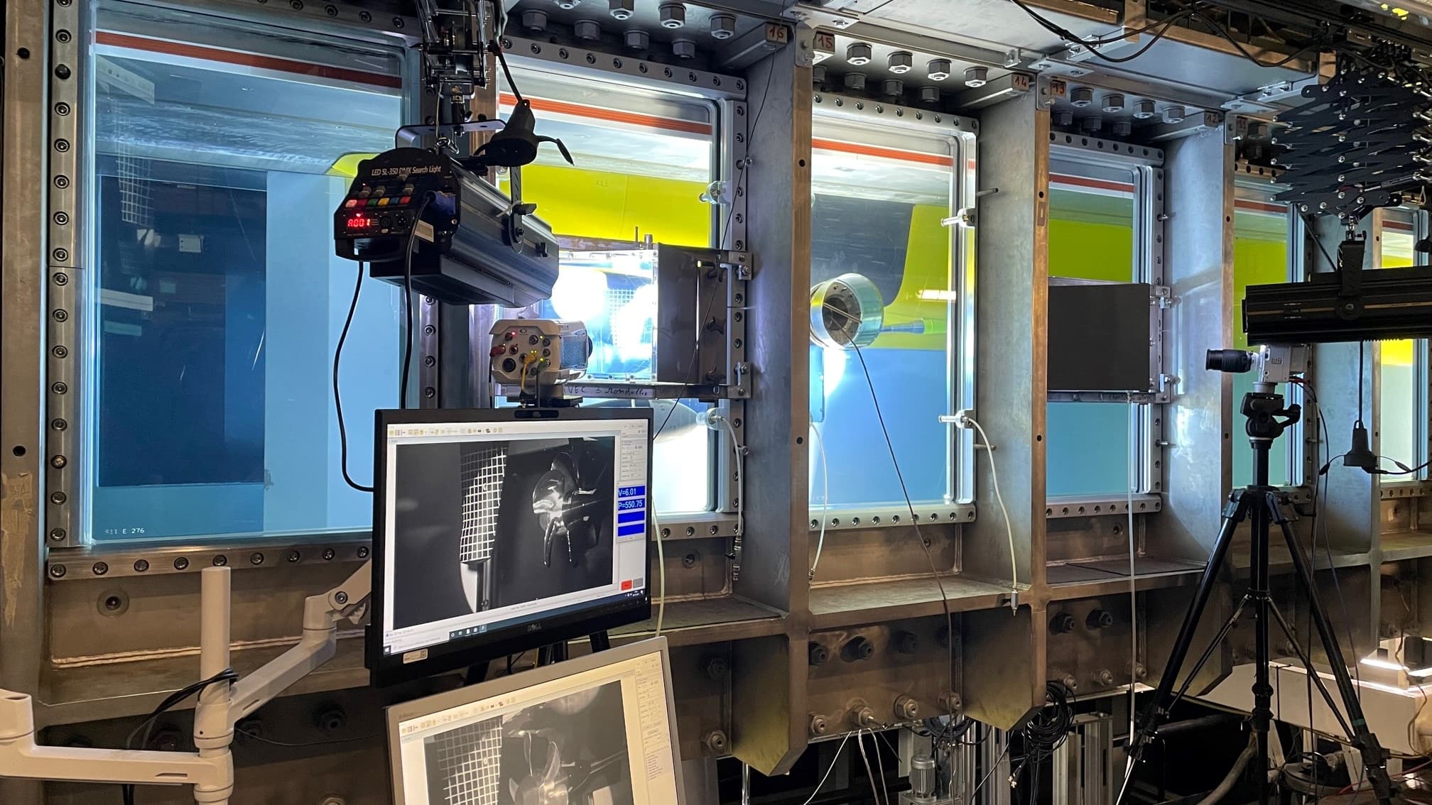 Les performances hydrodynamique et acoustique des hélices sont étudiées dans un tunnel hydrodynamique Les performances hydrodynamique et acoustique des hélices sont étudiées dans un tunnel hydrodynamique