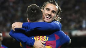 Antoine Griezmann dans les bras de Lionel Messi lors du match Barça-Villarreal, le 24 septembre 2019