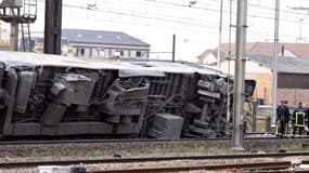Le train renversé, en gare de Brétigny-sur-Orge, vendredi 12 juillet.