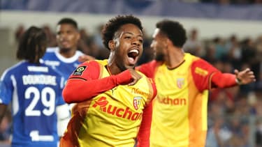 La joie du Lensois Elye Wahi, buteur contre Strasbourg