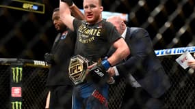 Justin Gaethje reçoit sa ceinture de champion intérimaire des légers après avoir battu Tony Ferguson à l'UFC 249