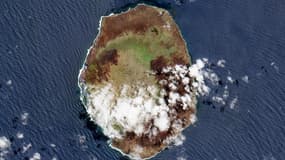 Cette image satellite du 9 février 2025, montre l'île d'Amsterdam, située dans les Terres australes et antarctiques françaises, après que la moitié de son territoire a été touchée par un incendie.