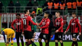 L'attaquant suédois de l'AC Milan, Zlatan Ibrahimovic, et ses coéquipiers, célèbrent leur victoire à domicile, 3-1 face à l'AS Rome, lors de la 20e journée de Serie A, le 6 janvier 2022 au Stade San Siro
