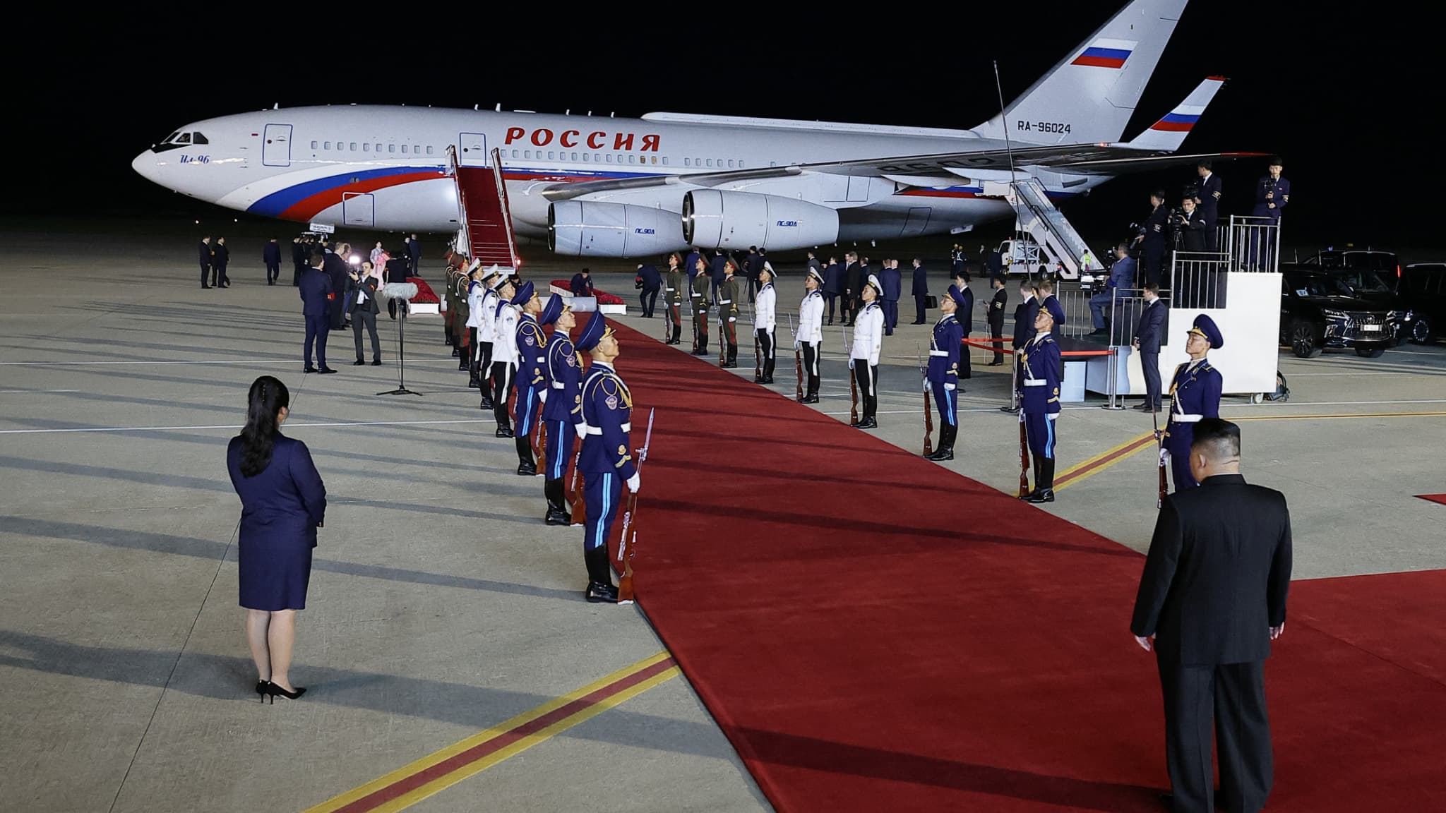 Le dirigeant nord-coréen Kim Jong Un attend le président russe Vladimir Poutine sur le tarmac à l'aéroport de Pyongyang, le 19 juin 2024.