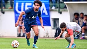 Warren Zaïre-Emery dans ses œuvres en Youth League contre Leipzig.