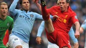 Sergio Agüero face à Jamie Carragher en 2013