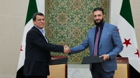 Le président intérimaire de la Syrie, Ahmed al-Sharaa (à droite), serrant la main du commandant en chef des Forces démocratiques syriennes (FDS), Mazloum Abdi, après la signature d'un accord visant à intégrer les institutions de l'administration kurde semi-autonome du nord-est dans le gouvernement national. Damas (Syrie), le 10 mars 2025.