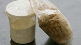 De la cocaïne, à gauche, et des pilules de Captagon, à droite. 