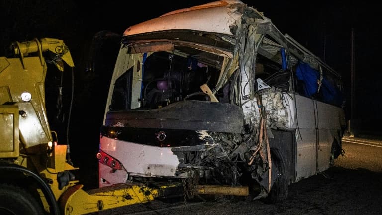L'autocar espagnol accidenté après avoir heurté une falaise à Porté-Puymorens, dans les Pyrénées-Orientales, le 1er décembre 2024