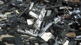 La police de Los Angeles procède à la destruction de plus de 3.000 armes, en juillet 2015, en Californie.