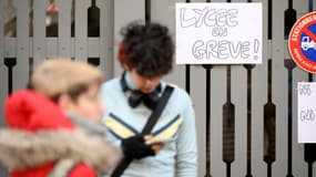 Des lycéens réunis devant le lycée Victor Hugo, à Rennes, le 7 février 2023. (photo d'illustration)