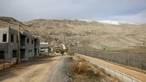 Barrière séparant la Syrie du village de Majdal Shams, dans le Golan syrien annexé par Israël, le 28 décembre 2021