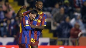 Lionel Messi (à gauche) et Eric Abidal