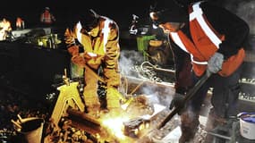 Des employés de la SNCF rénove des voies, la nuit (photo d'illustration).