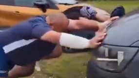 Les rugbymen de Vannes en train de débloquer un van enlisé dans la boue à Plouhinec, le 12 février 2025