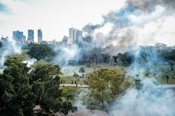 De la fumée et des gaz lacrymogènes lors d'une manifestation pour protester contre les hausses d'impôts et le projet de loi de finances dans le centre de Nairobi, au Kenya, le 25 juin 2024.