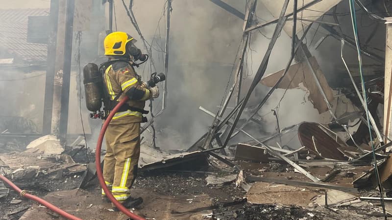 Un pompier sur les lieux du crash à Gramado, au Brésil.