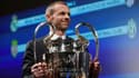 Le président de l'UEFA Aleksander Ceferin brandit le trophée de la Ligue des champions lors de la cérémonie du tirage au sort à Nyon, le 21 avril 2017 