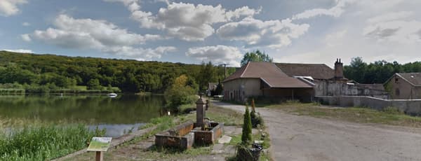 Hameau du Beuchot et son étang en Haute-Saône 