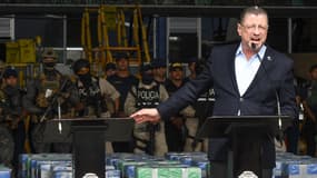 Le président du Costa Rica, Rodrigo Chaves, prononce un discours à côté de paquets de cocaïne saisis à Alajuela, au Costa Rica, le 28 novembre 2025.