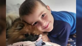 Théo, six ans, et son chien Tommy, un spritz nain. 