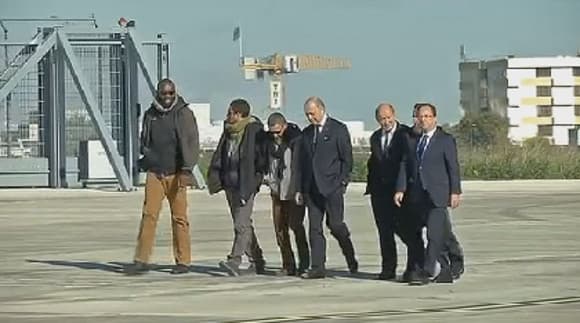 Les quatre ex-otages sur le tarmac de Villacoublay avec François Hollande, Laurent Fabius et Jean-Yves Le Drian.