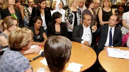 François Hollande, jeudi soir à Toulouse, au cours du dernier meeting de sa campagne pour le premier tour de la primaire du Parti Socialiste a déclaré: "Le 9 octobre, dimanche, il faudra faire un choix net et clair". /Photo prise le 6 octobre 2011/REUTERS