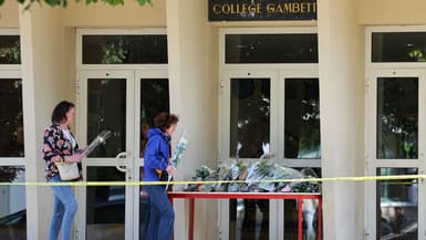 Des fleurs ont été déposées le samedi 14 octobre devant le lycée Gambetta d'Arras en hommage à Dominique Bernard, professeur assassiné par un terroriste.