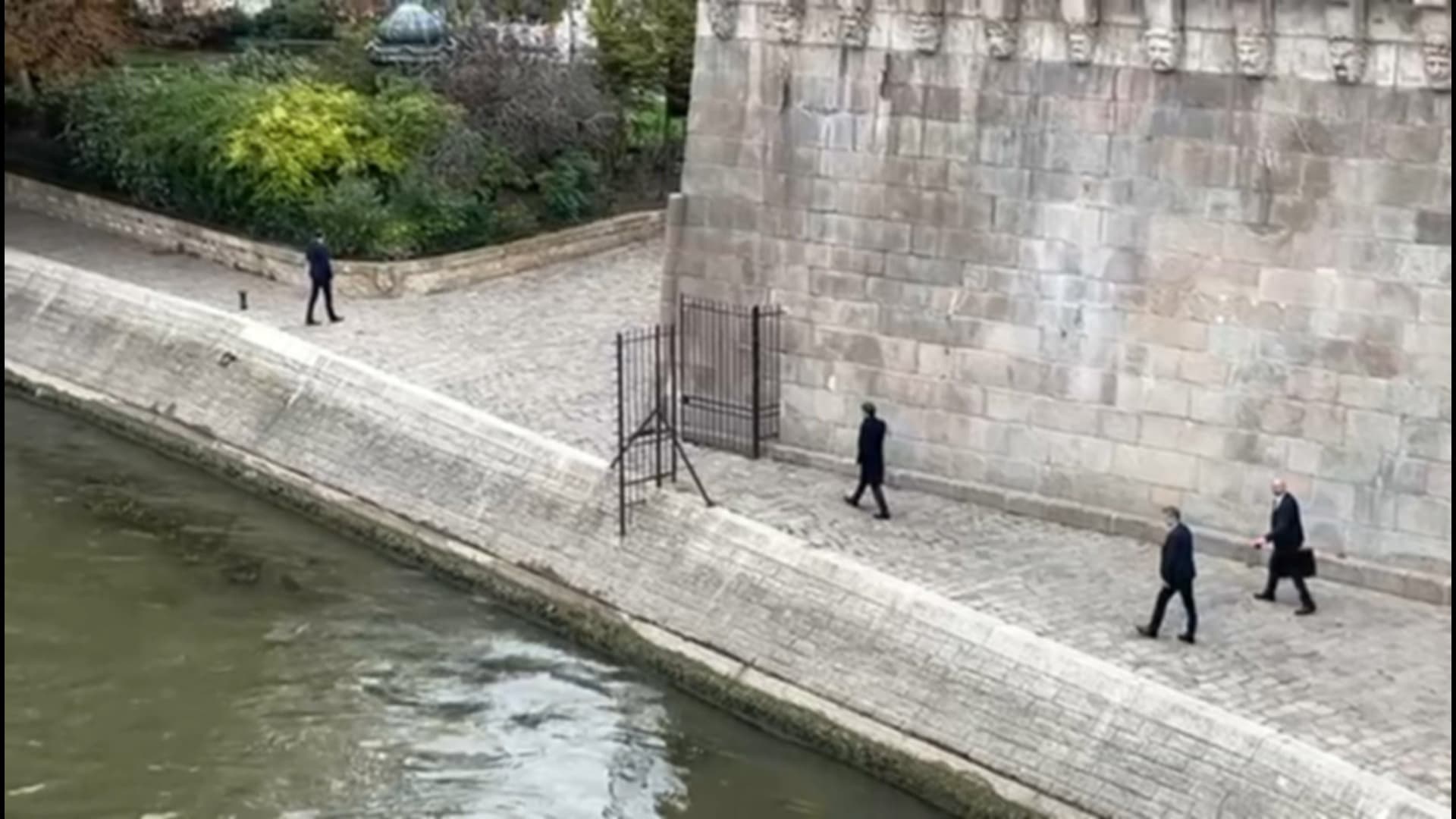 Emmanuel Macron sur l'Île de la Cité à Paris, le 6 octobre 2025, jour de la démission de Sébastien Lecornu.